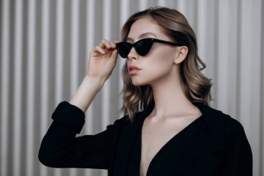 Güneş gözlüğü poz güzel sarışın kız