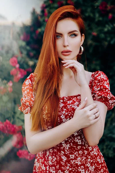Kısa Kırmızı Elbiseli Güzel Kızıl Saçlı Kız Yaz Mevsiminde Çiçeklerle — Stok fotoğraf