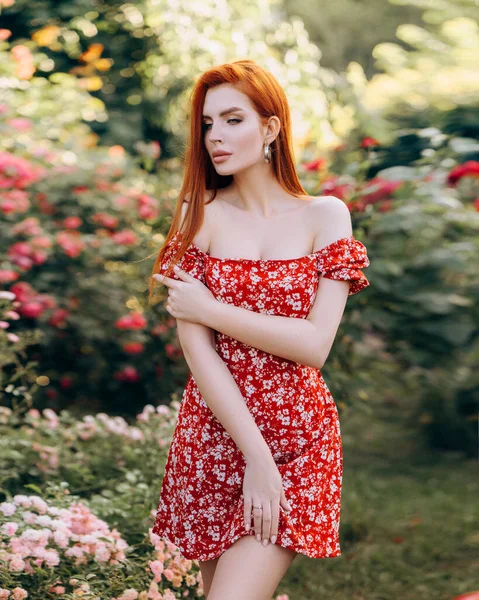 Kısa Kırmızı Elbiseli Güzel Kızıl Saçlı Kız Yaz Mevsiminde Çiçeklerle — Stok fotoğraf
