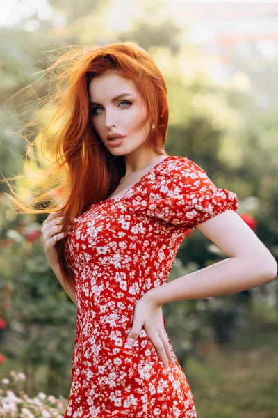 Gyönyörű Vörös Hajú Lány Rövid Piros Ruhában Nyáron Pózol Kertben — Stock Fotó