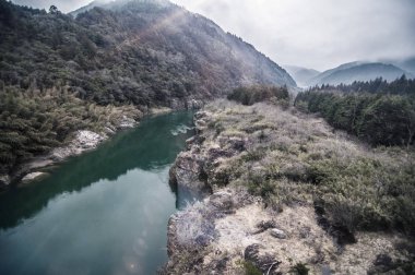 Gündüz dağlarda nehir