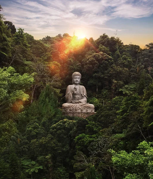 Огромная Статуя Будды Днем — стоковое фото