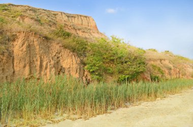 Kumtaşı cliff oluşumlar. Sandy beach kırmızı kil ile kayalar 