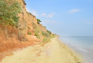 Güzel mavi gökyüzü ve mavi okyanus. Okyanus su. Gökyüzü ile tropikal plaj.