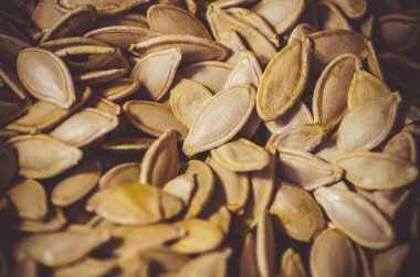 Kavrulmuş tuzlu Kabakçekirdeği. Kabak çekirdeği arka plan. Kabak çekirdeği üzerinde metal bir güverte üzerinde kurutulmuş