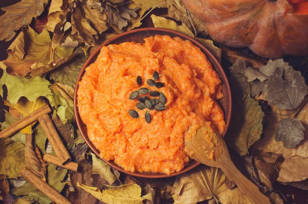 秋かぼちゃのボウル カボチャ粥 木製のテーブルにカボチャ カボチャとミレーのお粥 板のカボチャ粥 — ストック写真
