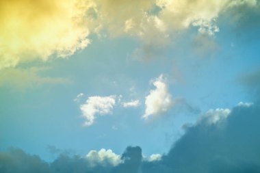 Sonra fırtına gün batımında gökyüzünde gri bulutlar. Sonra fırtına güzel gökyüzü