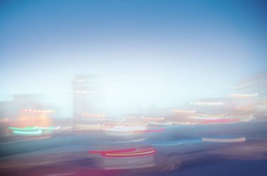 Şehir bokeh ışıkları bulanıklık. Ufuk bokeh Avrupa şehri arka planda sokak.