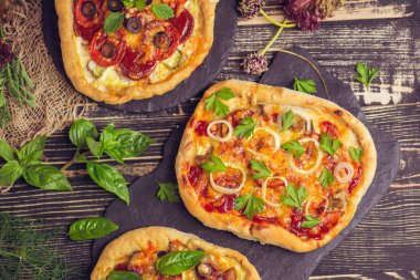 Pizza salam, domates, peynir ahşap arka plan üzerinde. Ev yapımı biberli pizza salam ve peynir ile