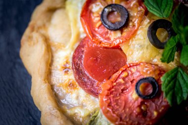 Görünüm lezzetli pizza kapatın. Pizza yakın çekim. Güzel pizza arka plan. Pizza eritilmiş peynir, domates, mantar, fesleğen ile