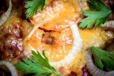 Pizza kapatın. Pizza mozzarella, salam, zeytin ve fesleğen ile üstten görünüm. 