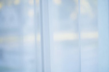 Windows şeffaf tül. Beyaz tül ile bina penceresinde.