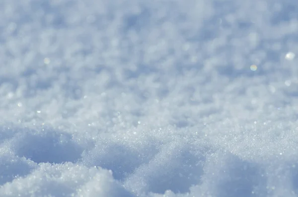 自然的冬季背景 雪亮的漂泊 冬雪背景纹理 雪与太阳一起闪耀 — 图库照片