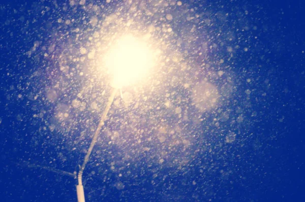 Paysage Nocturne Hivernal Avec Chutes Neige Éclairées Par Une Lanterne — Photo