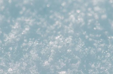 Taze karın arka planı. Doğal kış geçmişi. Mavi tonda kar dokusu