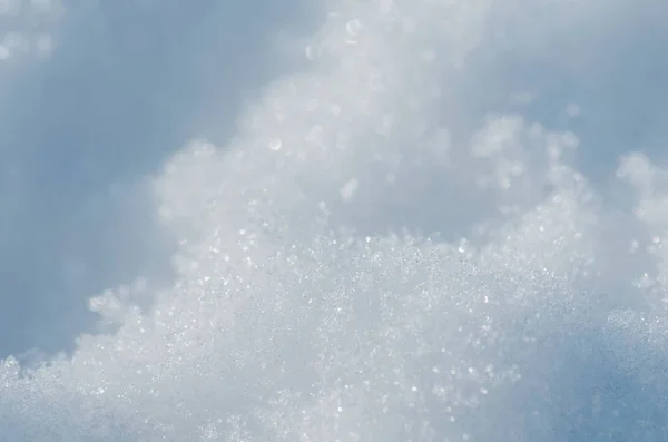 自然的冬季背景 雪亮的漂泊 冬雪背景纹理 雪与太阳一起闪耀 — 图库照片