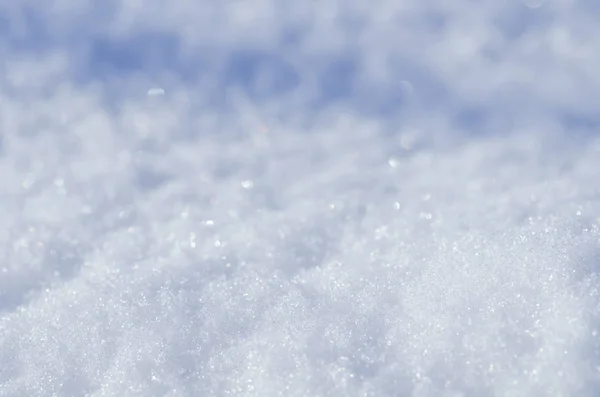 自然的冬季背景 雪亮的漂泊 冬雪背景纹理 雪与太阳一起闪耀 — 图库照片