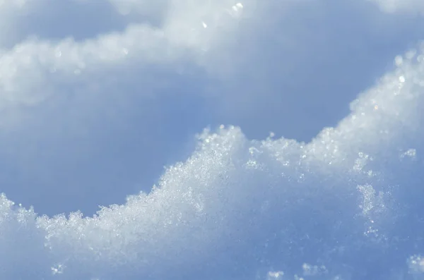 冬の自然の背景 雪の光沢のあるドリフト 冬の雪の背景のテクスチャです 雪が太陽に光って — ストック写真