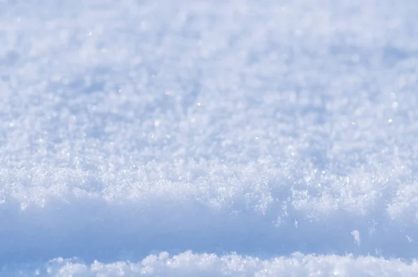 自然的冬季背景 雪亮的漂泊 冬雪背景纹理 雪与太阳一起闪耀 — 图库照片