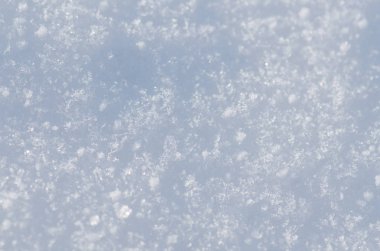 Kar doku mavi ses tonuyla. Doku beyaz kar. Kış arka plan ile kar sürüklenir