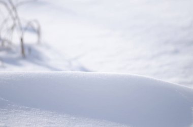 Kar doku mavi ses tonuyla. Karlı doğa kış arka plan