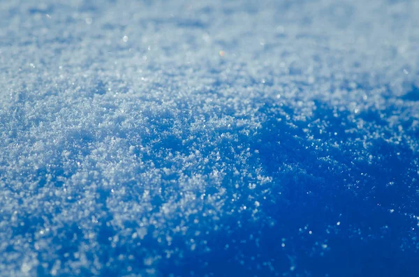 晴れた日には雪します 光沢のある雪背景を抽象化します 青い雪のテクスチャ背景 — ストック写真