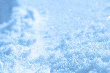 Kar ile güneşin tuttu. Kar arka plan kapatın. Kış parlak düşen kar. Noel Festivali kartı arka plan. Taze kar kapak portre