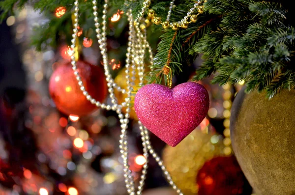 Coração Rosa Natal Galhos Árvore Ramo Árvore Abeto Com Uma — Fotografia de Stock