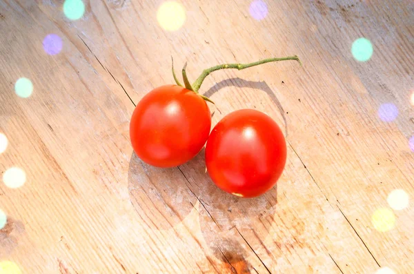 Tomates sobre madeira — Fotografia de Stock