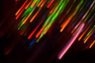 Çok renkli kirişler ile bulanık sahne ışıkları ekipmanları.  