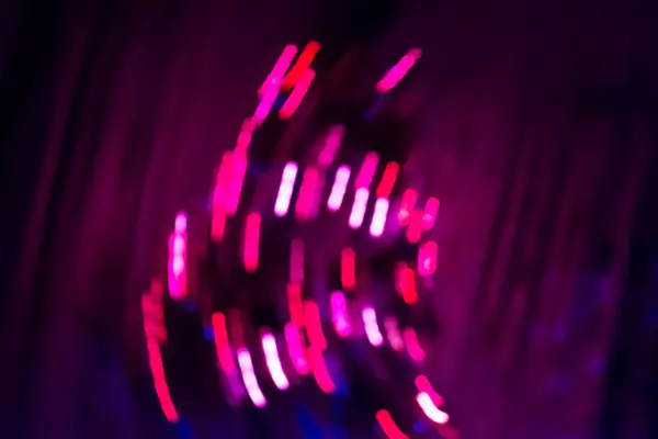 Θολή φώτα σκηνής εξοπλισμό με πολύχρωμα δοκάρια. Ψυχαγωγικό φωτισμό bokeh συναυλιών. — Φωτογραφία Αρχείου