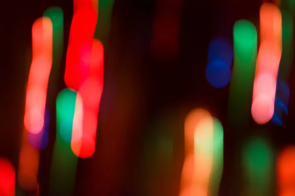 Equipamento de luzes embaçadas com feixes multicoloridos. Entretenimento concerto iluminação bokeh . — Fotografia de Stock