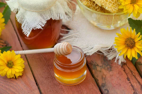Honey with wooden honey dipper — Stock Photo, Image