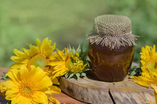 Miele in campo di fiori di campo con spazio copia — Foto Stock