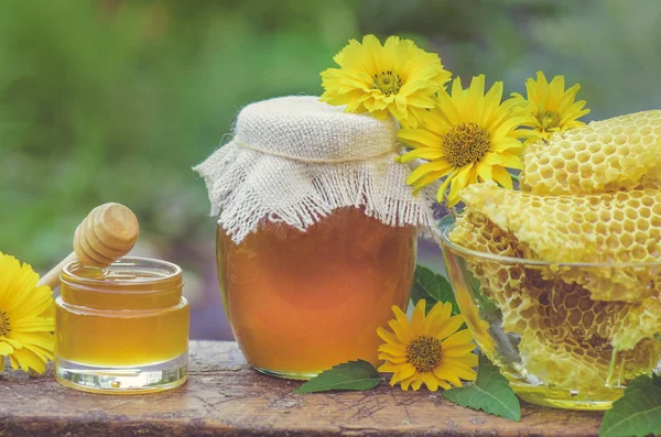 Mel em frasco com dipper mel no fundo da mesa de madeira rústica — Fotografia de Stock