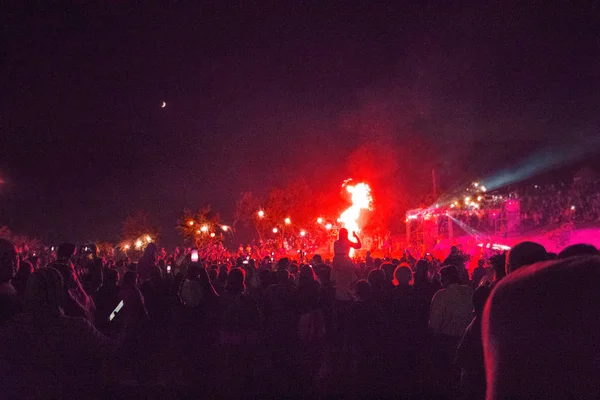 Menschen stehen am rituellen Feuer während des Kubala-Festes — Stockfoto