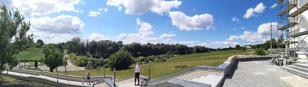 Ukrainian summer gardens. Public park in Nemyryntsi — Stock Photo, Image