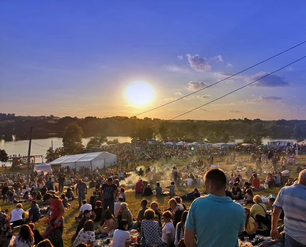 Ludzie idą na festiwalu, turyści są zakupy w mistrzów sztuki ludowej — Zdjęcie stockowe