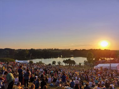 Ukrayna'da Tatil Kupala. Çelenk ile güzel slav kızlar