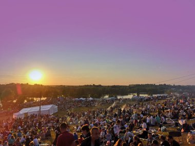 Ukrayna'da Tatil Kupala. Çelenk ile güzel slav kızlar