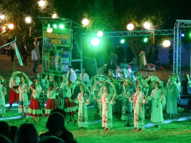 Ukrayna'da Tatil Kupala. Çelenk ile güzel slav kızlar