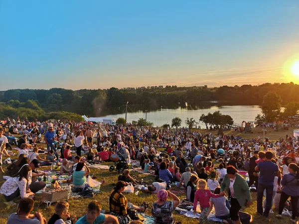 Ludzie przychodzą na Festiwal. Dzień Ivan Kupala na zielonej łące — Zdjęcie stockowe