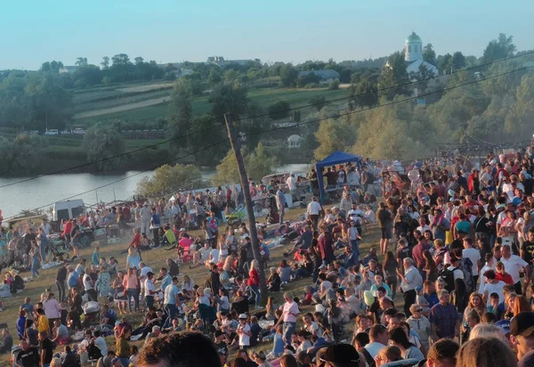 Ludzie przychodzą na Festiwal. Dzień Ivan Kupala na zielonej łące — Zdjęcie stockowe