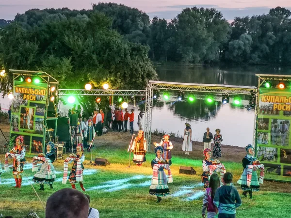 Widok na centralną scenę Świąteczna Kupala Dews ethnofestival. — Zdjęcie stockowe