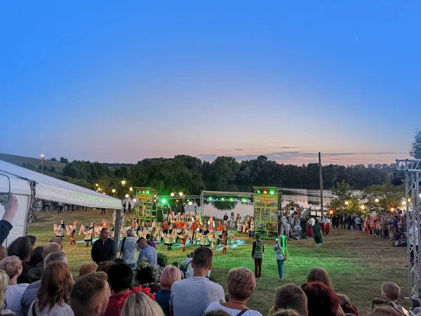 People listening to music and relaxing on ethnic Ukrainian festival — Stock Photo, Image