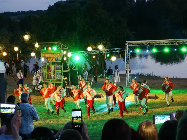 Ukraińscy tancerze wykonują na festiwalu folkloru Kupalski rosy — Zdjęcie stockowe