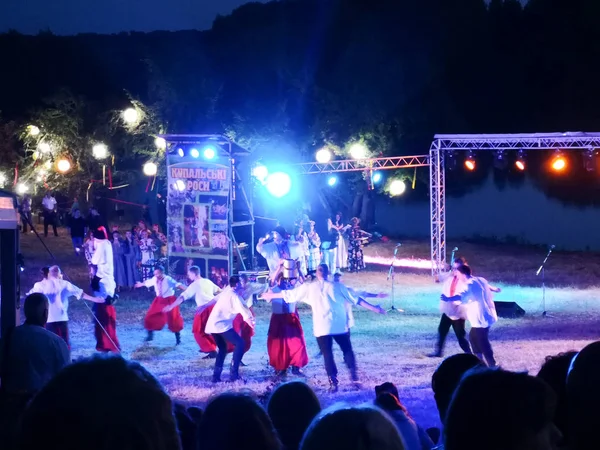 Kilátás a központi ünnep helyszínén a Kupala dews ethnofestival. — Stock Fotó