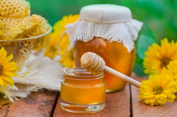 Honung hälla från drizzler i potten — Stockfoto