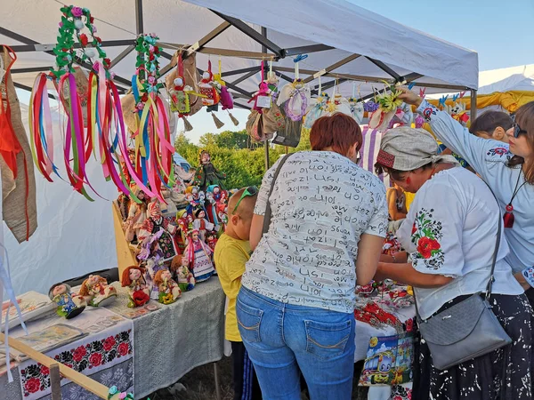 Foire est une grande vitrine pour l'artisanat traditionnel. Souvenirs nationaux ukrainiens — Photo