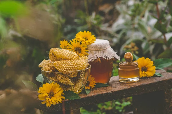 Miel floral ecológica sobre fondo borroso con flores — Foto de Stock